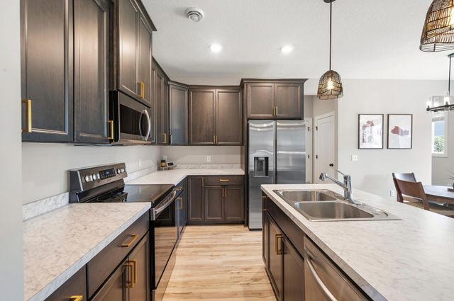 1520 Southpoint Drive, Hudson, WI 54016