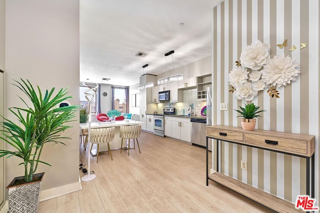 Image 1 of property listing at 3810 Wilshire Boulevard 408, Los Angeles, CA 90010