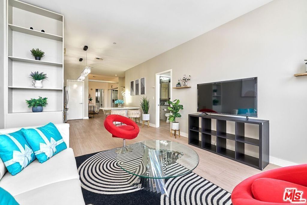 Image 10 of property listing at 3810 Wilshire Boulevard 408, Los Angeles, CA 90010