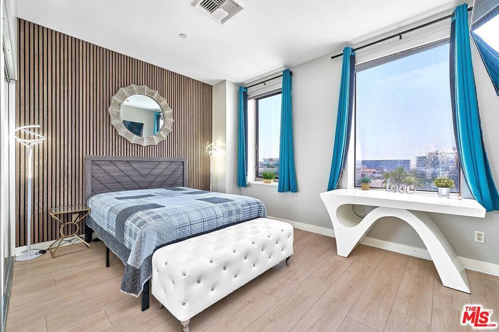 Image 2 of property listing at 3810 Wilshire Boulevard 408, Los Angeles, CA 90010