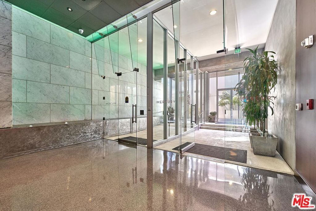 Image 21 of property listing at 3810 Wilshire Boulevard 408, Los Angeles, CA 90010