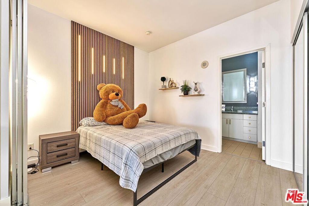 Image 3 of property listing at 3810 Wilshire Boulevard 408, Los Angeles, CA 90010