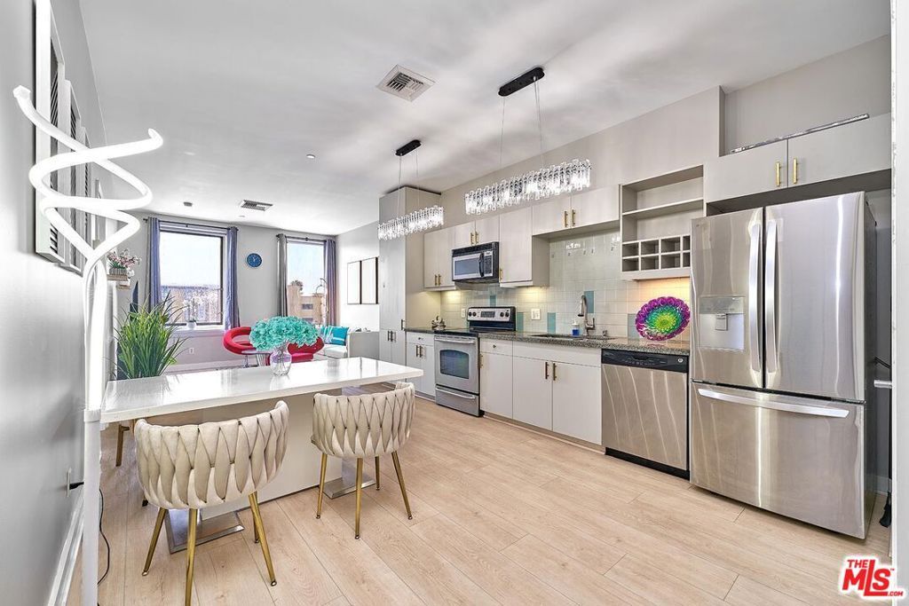 Image 4 of property listing at 3810 Wilshire Boulevard 408, Los Angeles, CA 90010