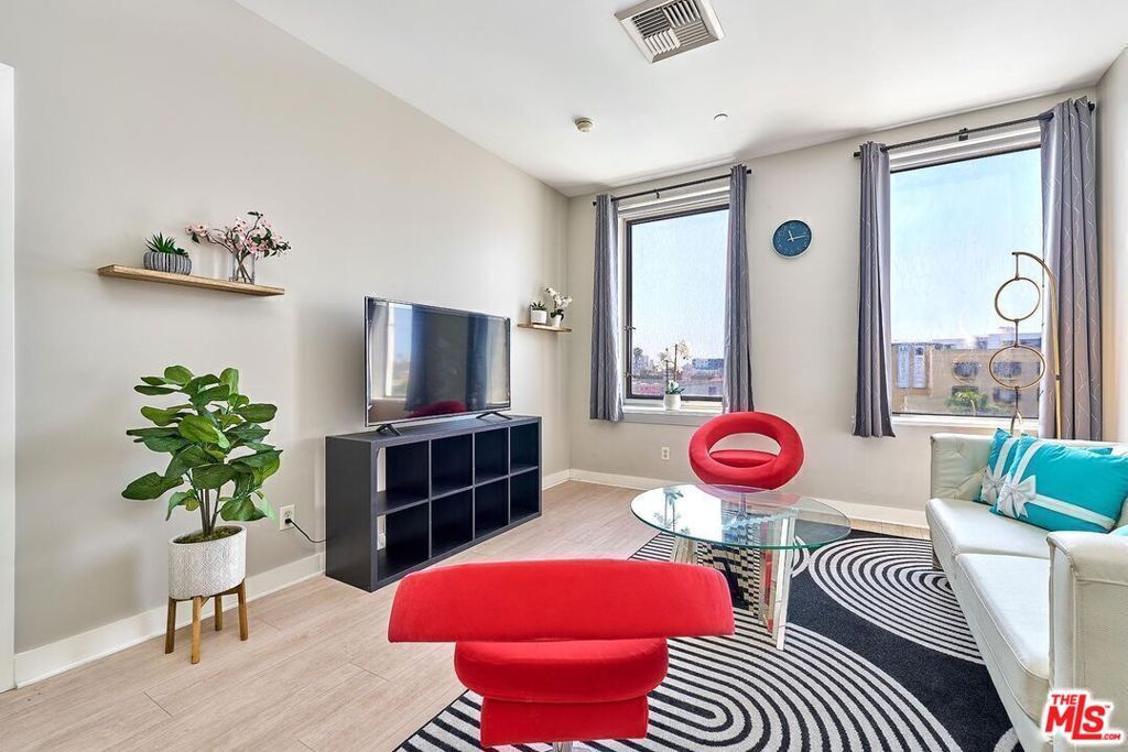 Image 9 of property listing at 3810 Wilshire Boulevard 408, Los Angeles, CA 90010