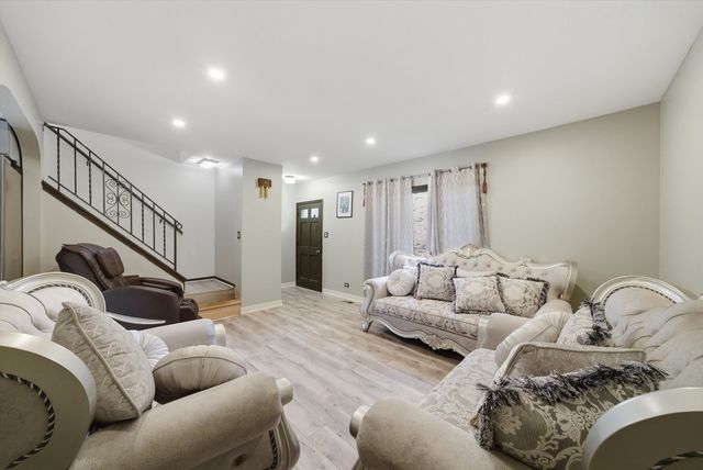 20 Ottawa Court, Justice, IL 60458