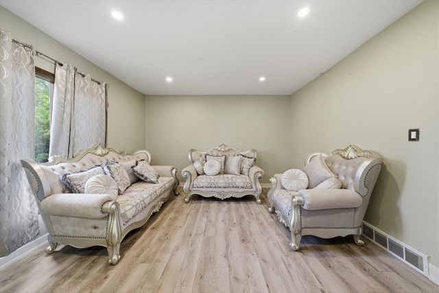 20 Ottawa Court, Justice, IL 60458