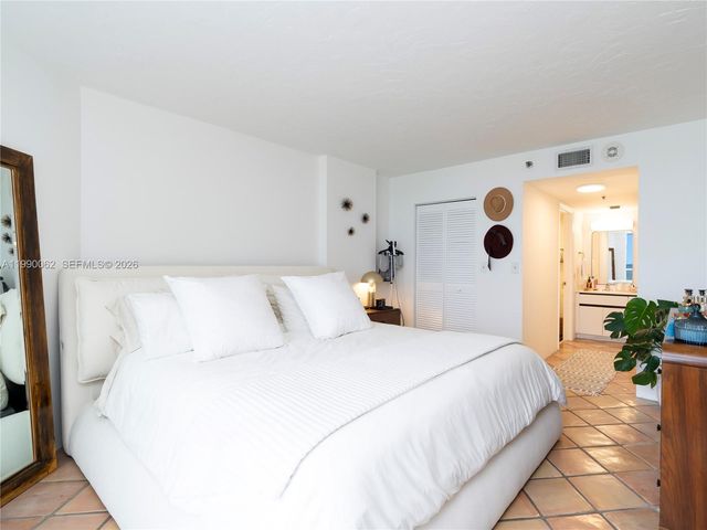 6767 Collins Ave 1704, Miami Beach, FL 33141