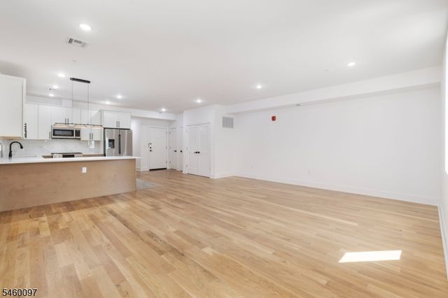 1001 Summit Ave 2, Jersey City, NJ 07307