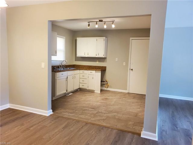 1408 Bardot LN, Portsmouth, VA 23701