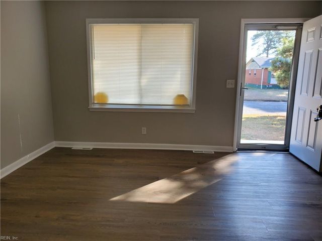 1408 Bardot LN, Portsmouth, VA 23701