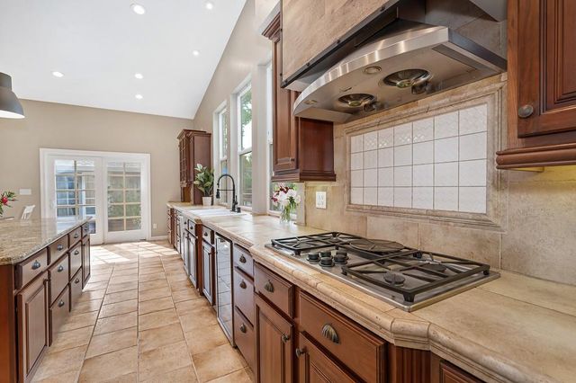 325 Diamond Oaks Rd, Roseville, CA 95678