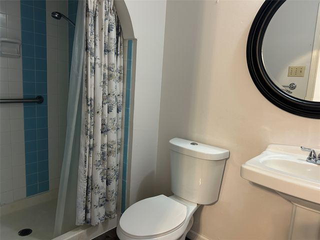 517 N Holiday Drive, Grand Prairie, TX 75052