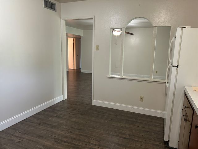 517 N Holiday Drive, Grand Prairie, TX 75052