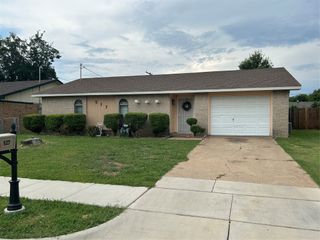 517 N Holiday Drive, Grand Prairie, TX 75052