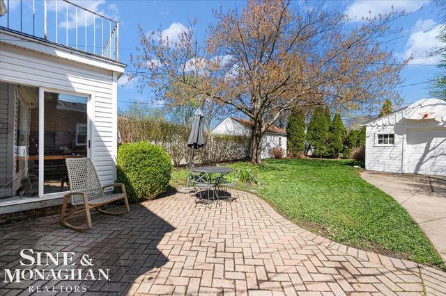 1866 Country Club Road, Grosse Pointe Woods, MI 48236