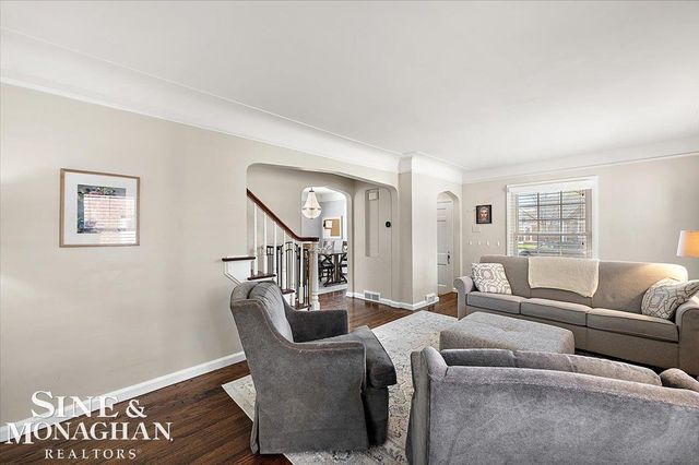 1866 Country Club Road, Grosse Pointe Woods, MI 48236