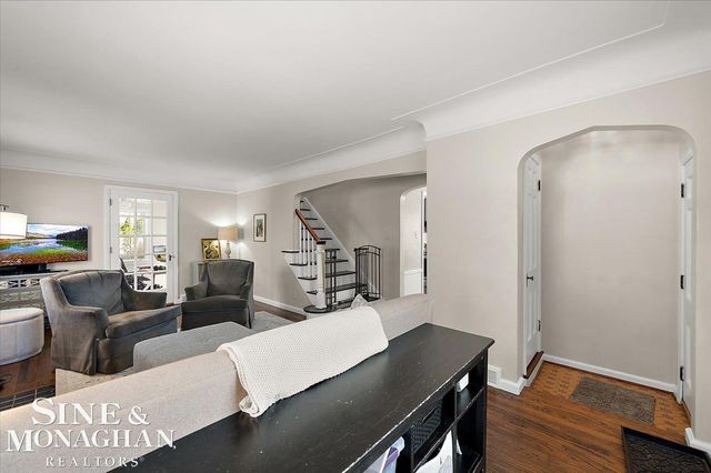 1866 Country Club Road, Grosse Pointe Woods, MI 48236