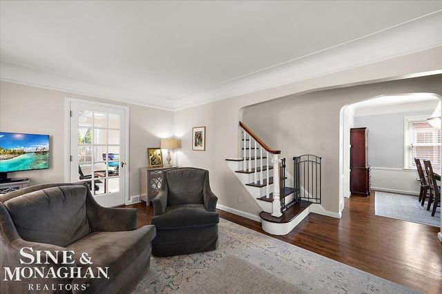 1866 Country Club Road, Grosse Pointe Woods, MI 48236