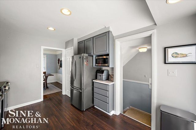 1866 Country Club Road, Grosse Pointe Woods, MI 48236