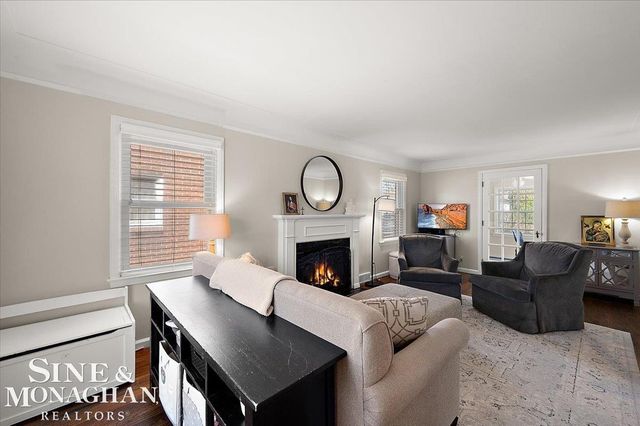 1866 Country Club Road, Grosse Pointe Woods, MI 48236