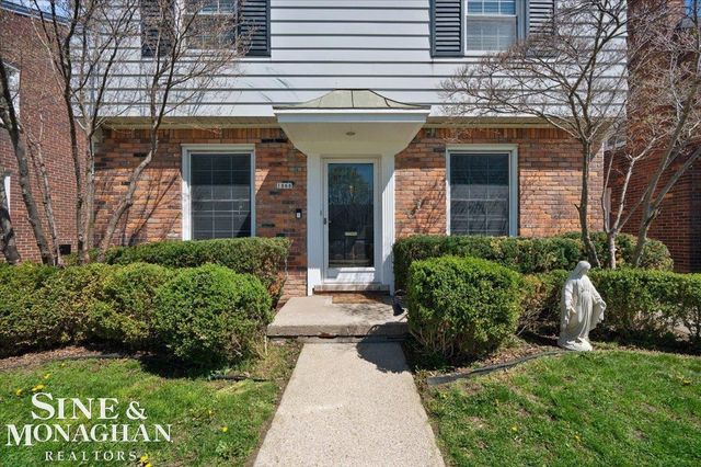 1866 Country Club Road, Grosse Pointe Woods, MI 48236