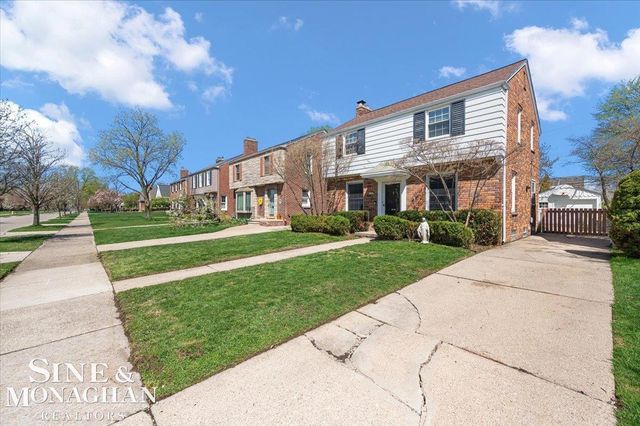 1866 Country Club Road, Grosse Pointe Woods, MI 48236