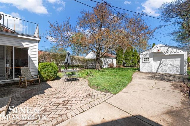 1866 Country Club Road, Grosse Pointe Woods, MI 48236