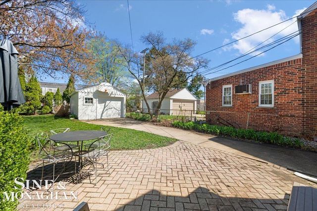 1866 Country Club Road, Grosse Pointe Woods, MI 48236