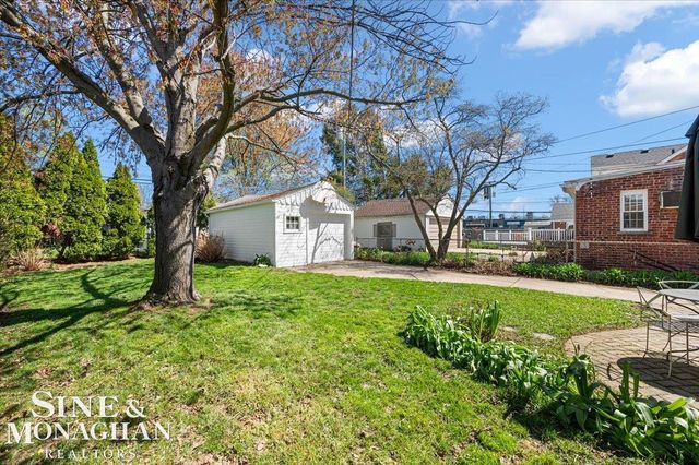1866 Country Club Road, Grosse Pointe Woods, MI 48236