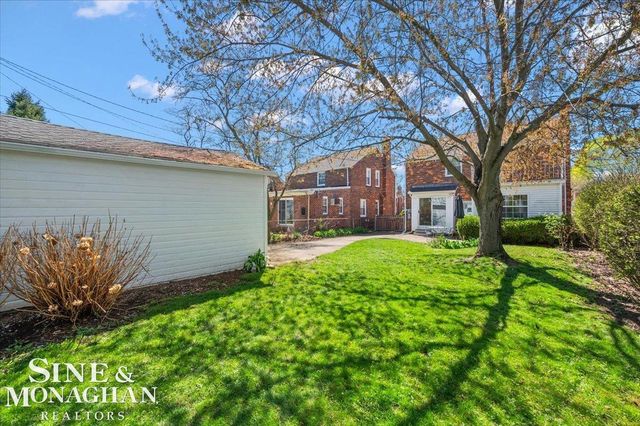 1866 Country Club Road, Grosse Pointe Woods, MI 48236