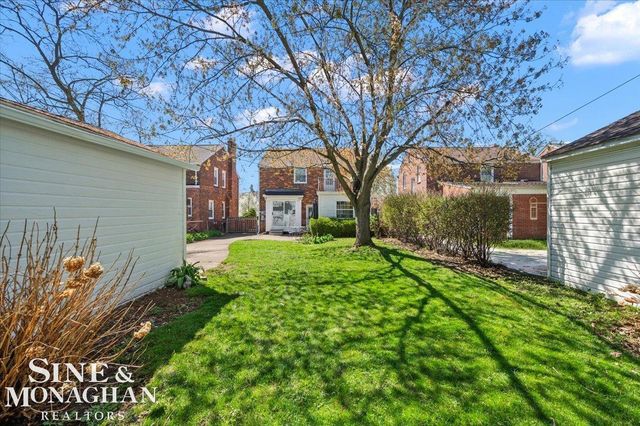 1866 Country Club Road, Grosse Pointe Woods, MI 48236