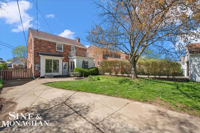 1866 Country Club Road, Grosse Pointe Woods, MI 48236