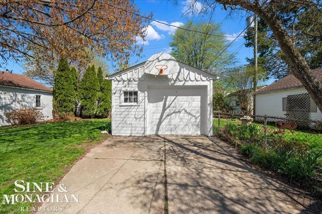 1866 Country Club Road, Grosse Pointe Woods, MI 48236