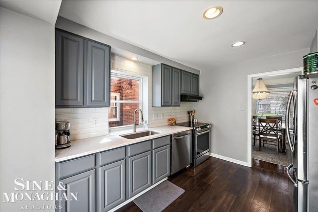 1866 Country Club Road, Grosse Pointe Woods, MI 48236
