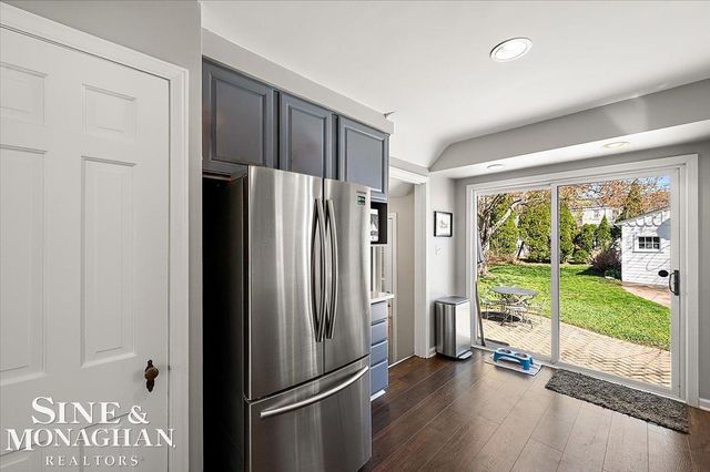1866 Country Club Road, Grosse Pointe Woods, MI 48236