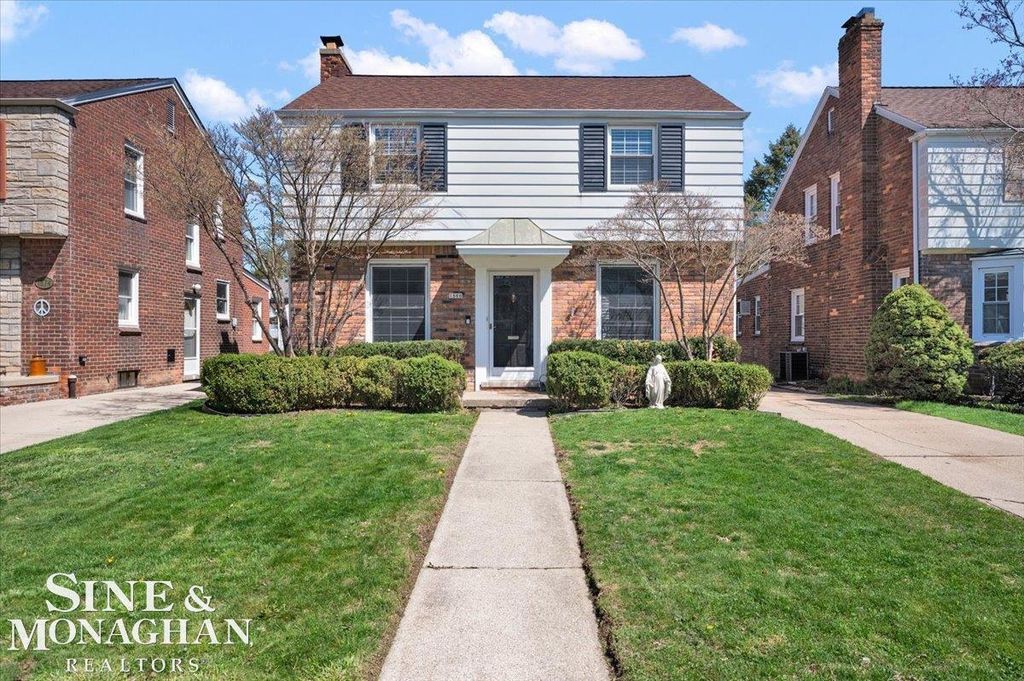 1866 Country Club Road, Grosse Pointe Woods, MI 48236