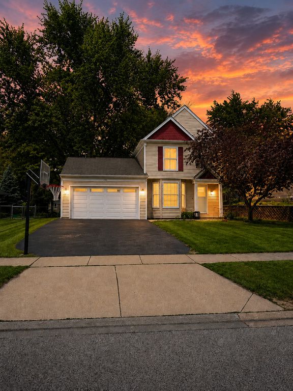 Image 2 of property listing at 1550 Meghan Avenue, Algonquin, IL 60102