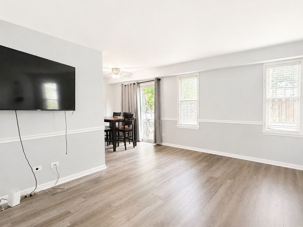 Image 3 of property listing at 1550 Meghan Avenue, Algonquin, IL 60102
