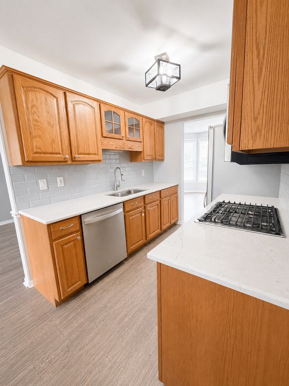 Image 7 of property listing at 1550 Meghan Avenue, Algonquin, IL 60102