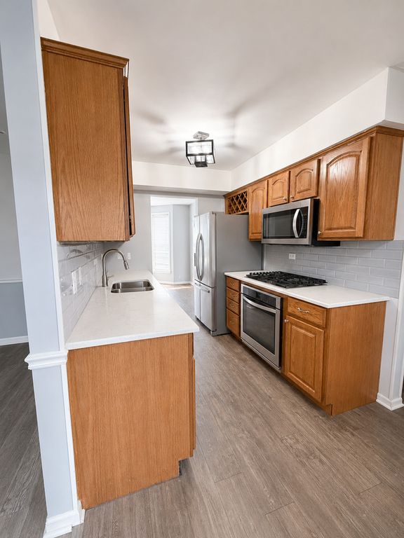 Image 8 of property listing at 1550 Meghan Avenue, Algonquin, IL 60102