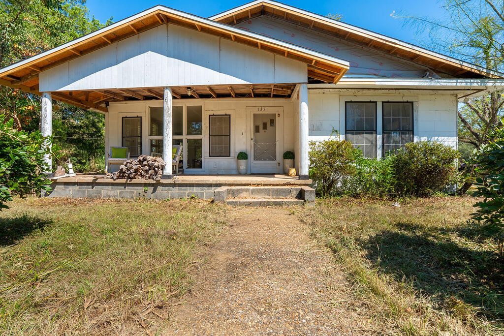 137 Parker Lane, Laurel Hill, FL 32567