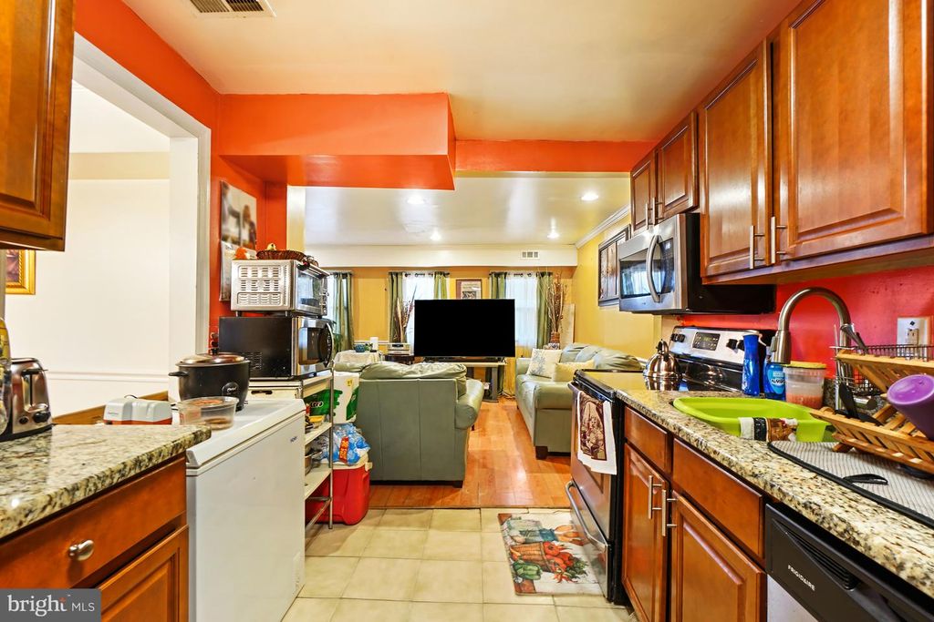 Image 12 of property listing at 1018 45TH ST NE, Washington, DC 20019