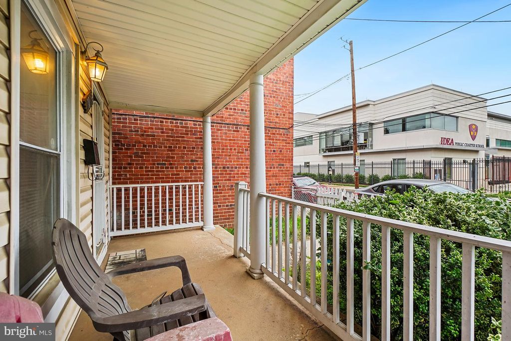 Image 4 of property listing at 1018 45TH ST NE, Washington, DC 20019