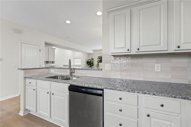 5245 Overland Drive B25, Lawrence, KS 66049