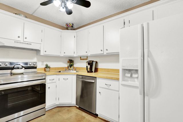 338 Knotty Pine Circle D-1, Greenacres, FL 33463