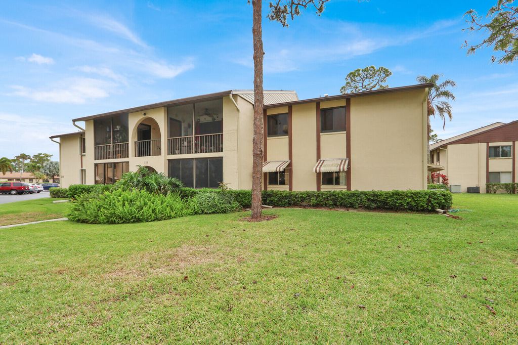 338 Knotty Pine Circle D-1, Greenacres, FL 33463