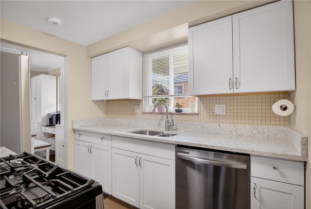 941 Logan Rd, Bethel Park, PA 15102