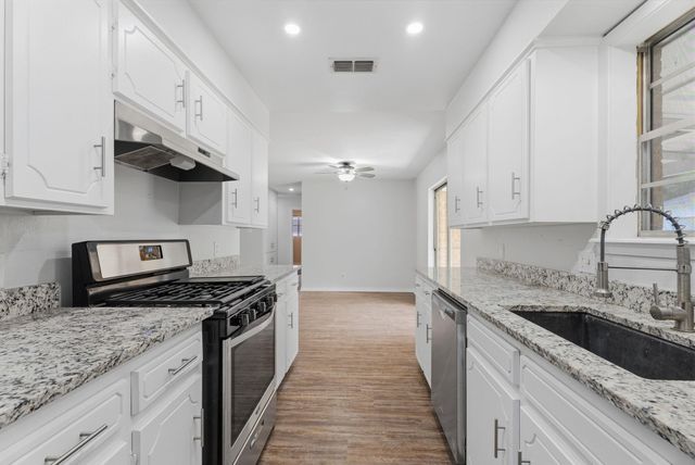 801 Sunset Dr, Overton, TX 75684