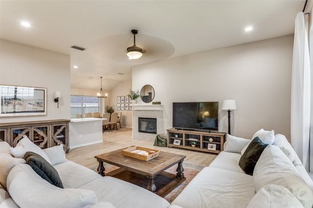6817 Beverly Glen Drive, Fort Worth, TX 76132