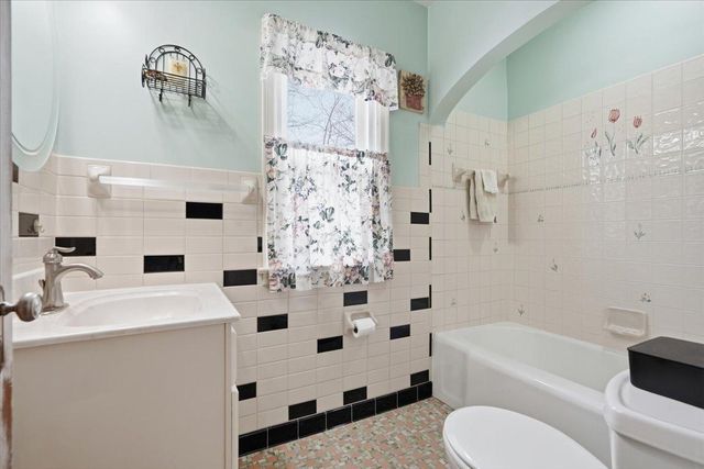 3029 Fairview Avenue N, Roseville, MN 55113